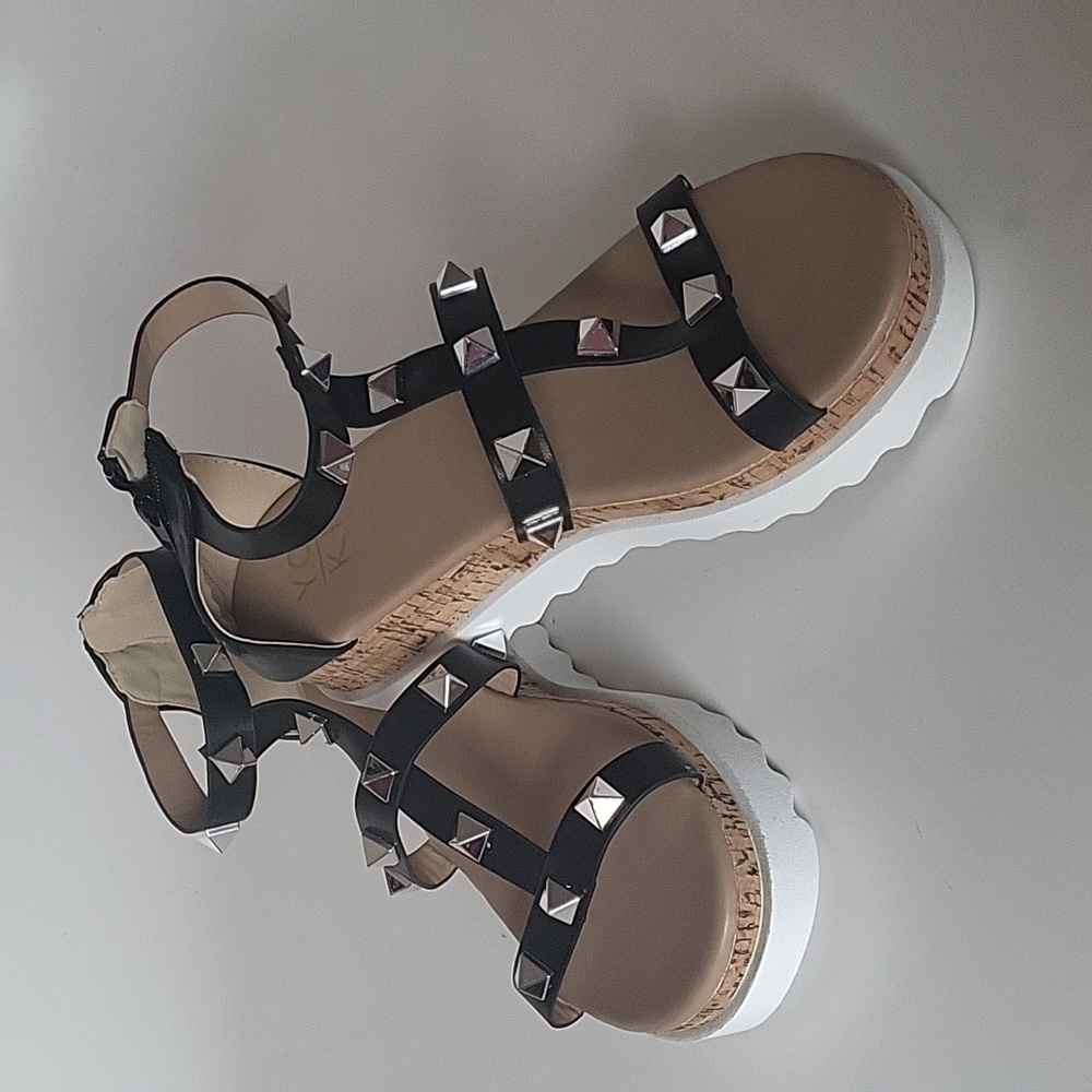 Studded Flatform NWOT